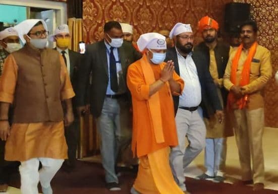 Varanasi News: CM योगी ने संत रविदास की प्रतिमा पर किया माल्यार्पण, निर्माणाधीन कार्यों की ली जानकारी