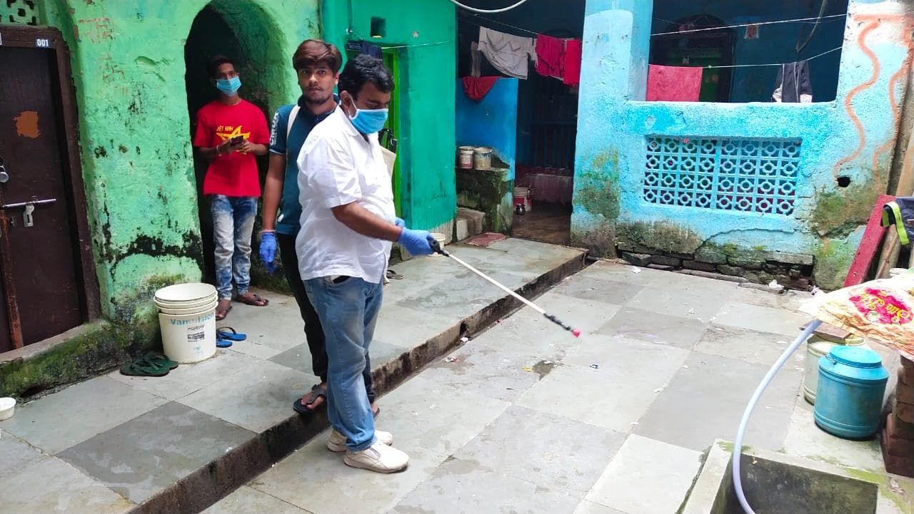 जब पार्षद खुद क्षेत्र को सैनेटाइज करने निकले तो लोगों ने अपने घर व आस-पास की सफाई पर दिया ध्यान