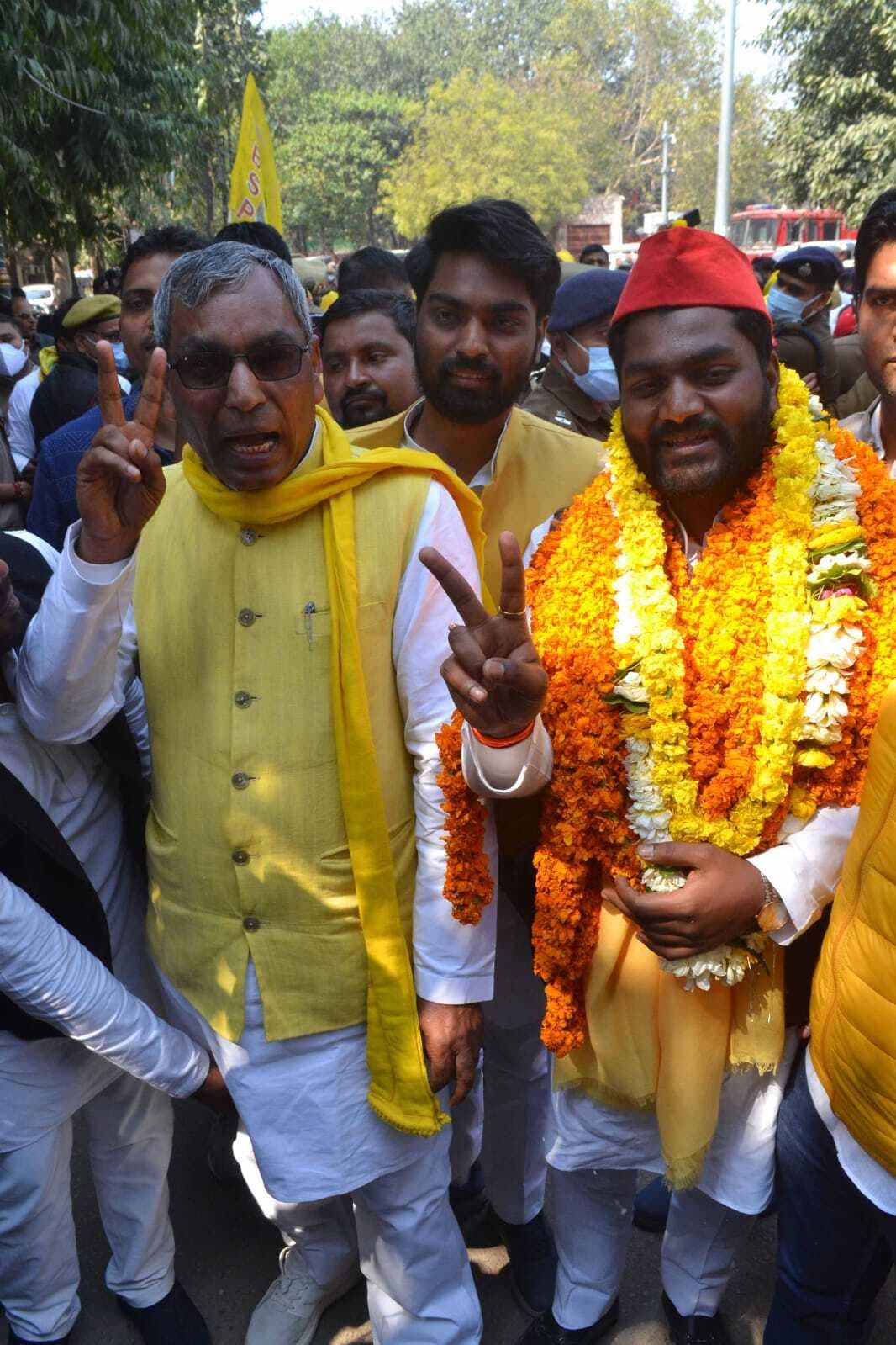 UP Chunav: बेटे का नामांकन कराने आए ओपी राजभर तो अधिवक्ताओं ने की नारेबाजी, नाराज सुभसपा चीफ की ये मांग