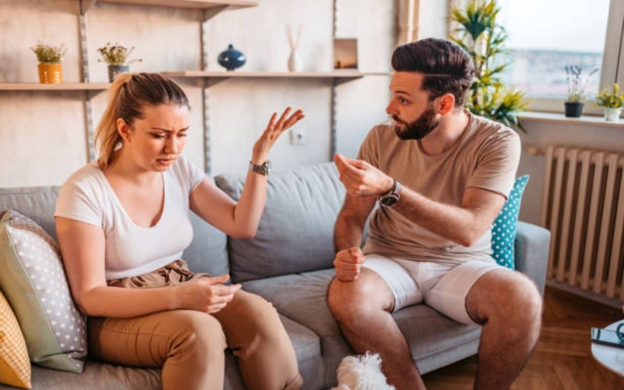 Relationship Tips: आपका रिश्ता फेक है या रियल, जानें इन 6 संकेतों से