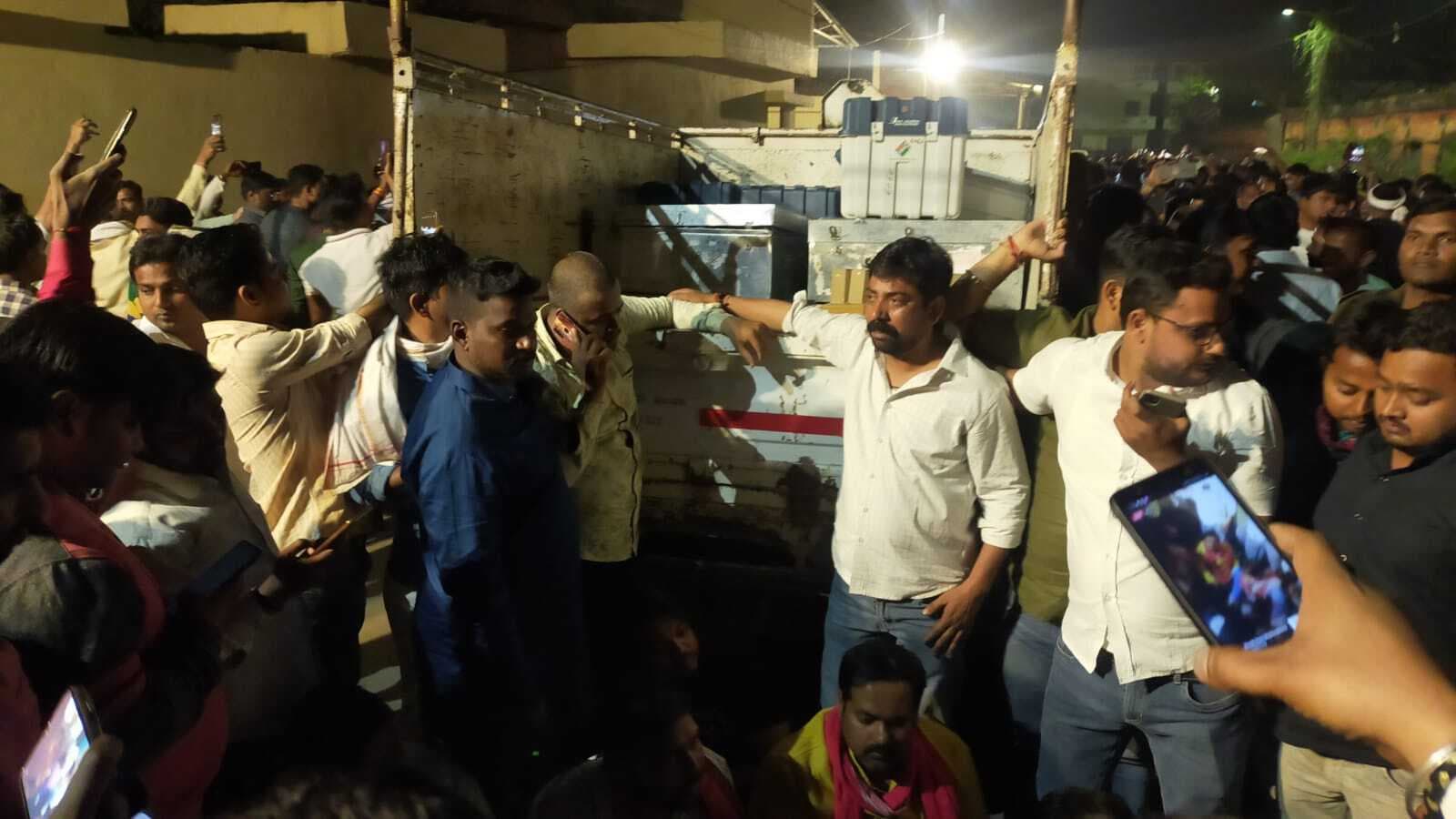 UP Elections: बनारस में EVM को लेकर जमकर बवाल, सपा कार्यकर्ताओं हंगामा, 15 थानों की बुलानी पड़ी फोर्स