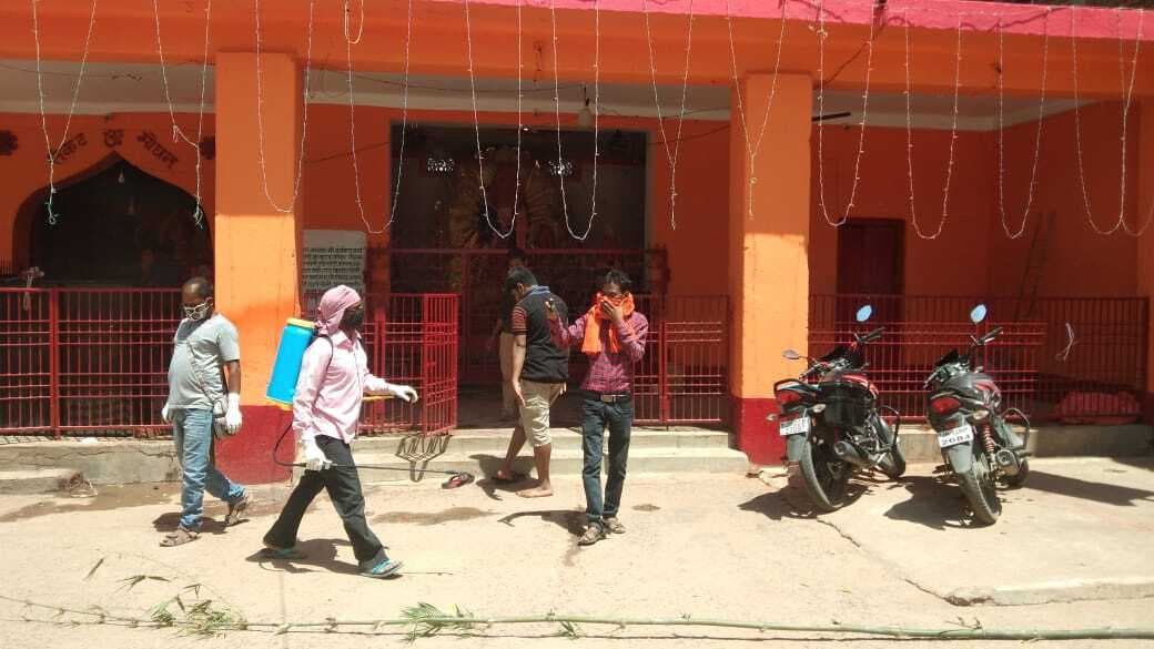 Coronavirus Outbreak: समाजसेवी ने विभिन्न गांव और टोले में किया सैनिटाइजर का छिड़काव