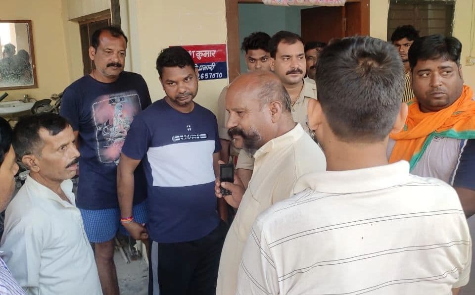 धौराटांडा में धार्मिक स्थलों के आसपास विवादित अवशेष मिलने पर हंगामा, पुलिस की शांति बनाने की अपील