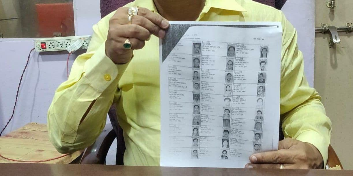 UP Election 2022: मथुरा में तीन दिग्गजों ने किया नामांकन, एक घंटा मंत्रोच्चारण करने के बाद भरा पर्चा