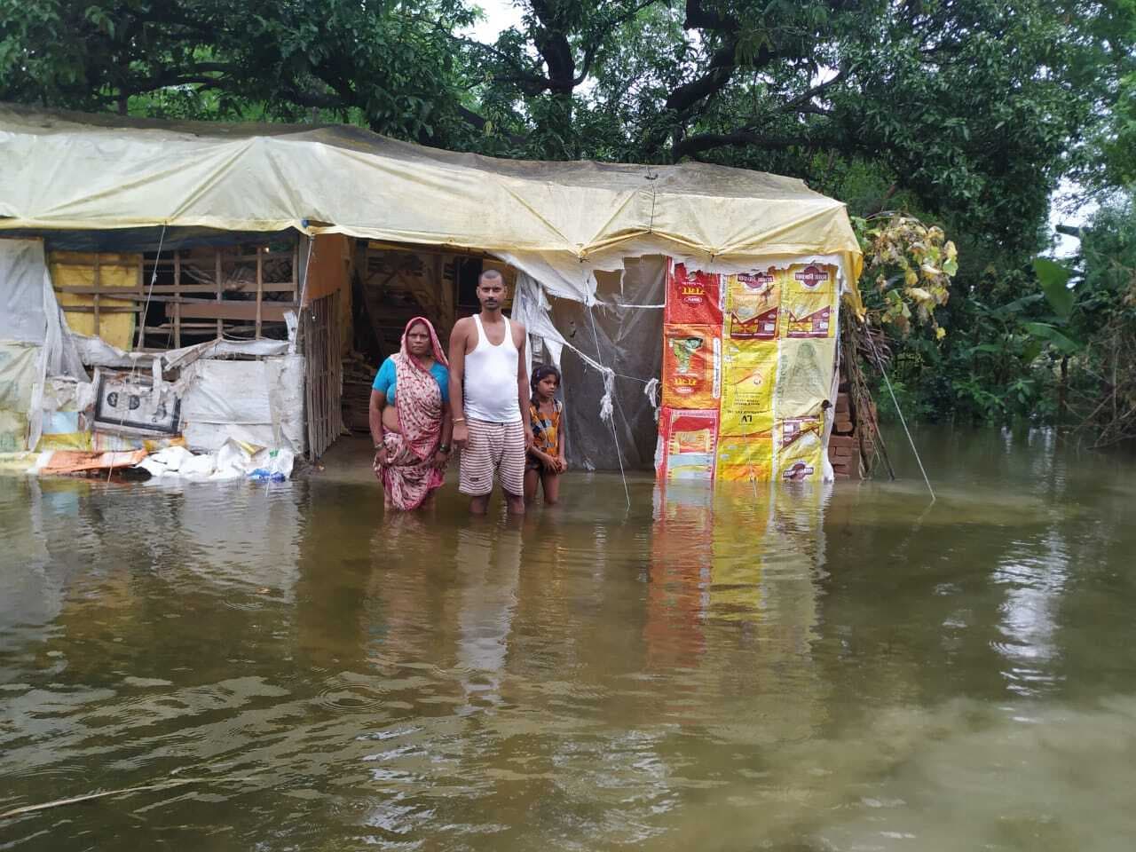 Flood Updates : नेपाल से छोड़े गए पानी ने मचाई तबाही, पांच दर्जन से ज्यादा गांव में हाहाकार