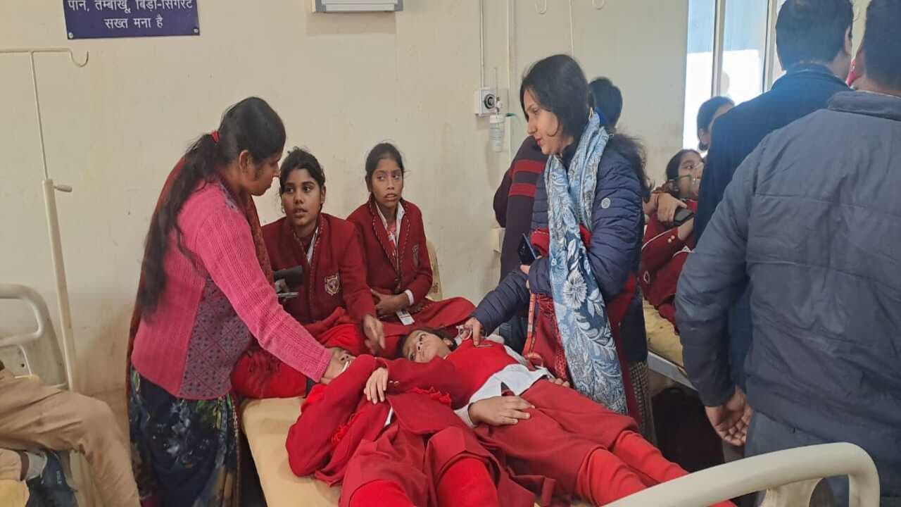 PHOTOS: मुंगेर के स्कूल में बड़ी दुर्घटना, लैब में गैस लीकेज से बच्चों की बिगड़ी तबीयत, भेजे गए अस्पताल