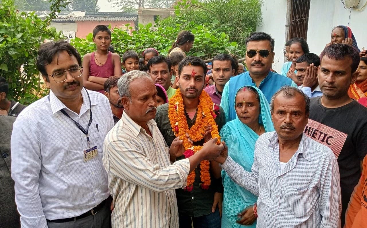 दीपक को देख कर गले लगाने के लिए दौड़ पड़ी मां, बेटे को देखकर आंखों से झरने लगे आंसू