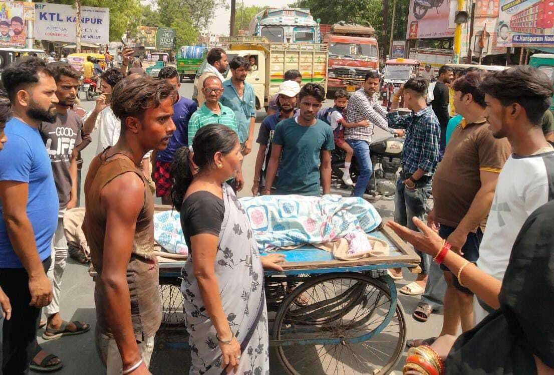 Kanpur: पुलिस की बर्बरता का शिकार हुआ युवक, पिटाई से मौत का आरोप लगाते हुए परिजनों ने किया हंगामा