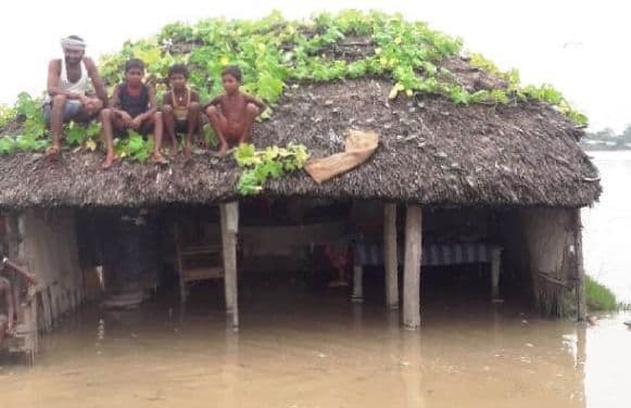 कहीं डायवर्सन के ऊपर, तो कहीं गांव में घुसा बाढ़ का पानी, पलायन कर रहे लोग, रिकॉर्ड स्तर पर पहुंचा कोसी का डिस्चार्ज 