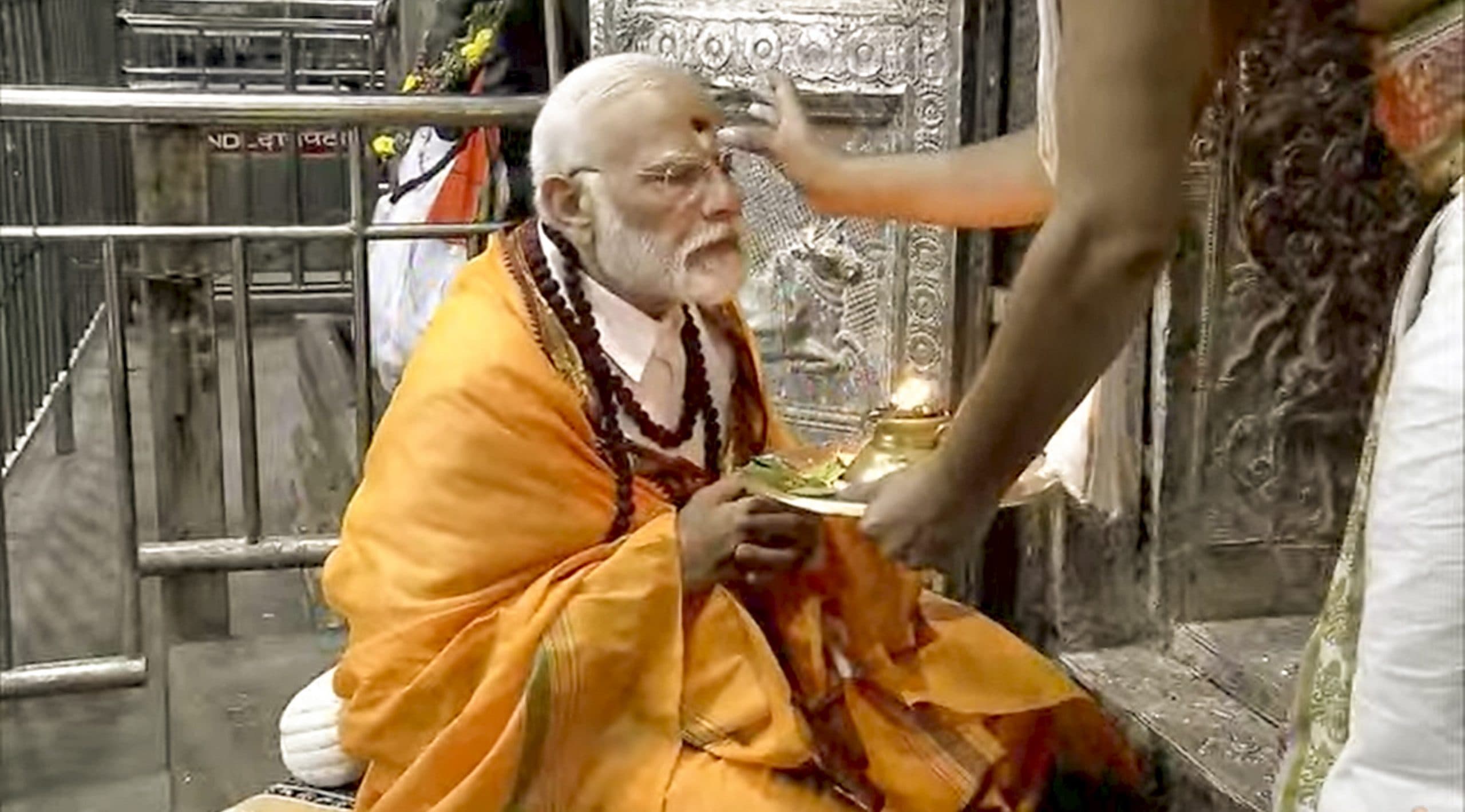 PHOTOS: राम मंदिर प्राण-प्रतिष्ठा से पहले रामेश्वरम पहुंचे पीएम मोदी, 'अग्नि तीर्थ' तट पर लगाई डुबकी