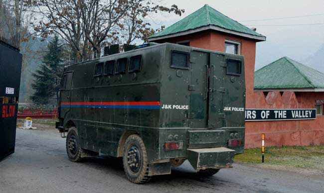 जम्मू कश्मीर : सोपियां में आर्मी पेट्रोलिंग पार्टी पर फायरिंग, रियासी में आतंकवादी ठिकाने का भंडाफोड