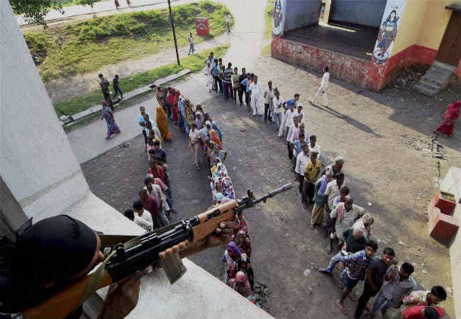 लालू पुत्र तेज-तेजस्वी का भाग्य कल EVM में होगा बंद