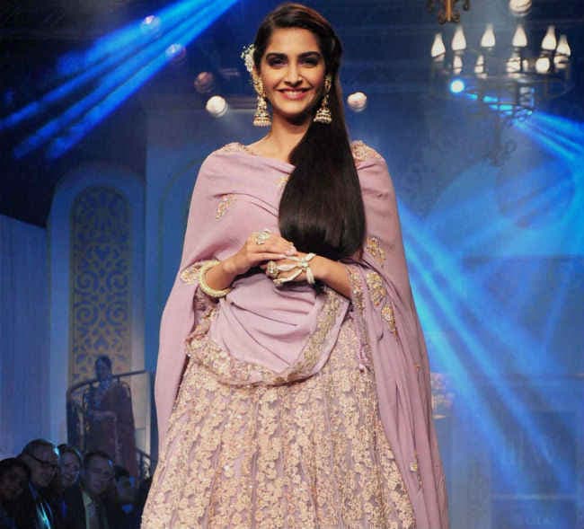 मैं अकेली ही खुश हूं : सोनम कपूर