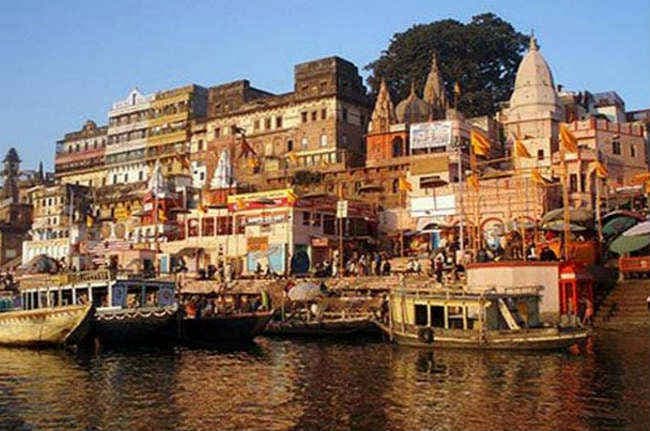 पैसे चुराते पकडे गए काशी विश्वनाथ मंदिर के पुजारी