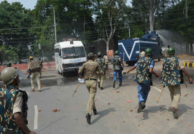 पटना में प्रदर्शनकारियों पर लाठीचार्ज, कई घायल