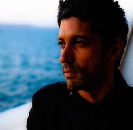 फरहान अख्तर ने परदादा की शायरी की किताब का विमोचन किया