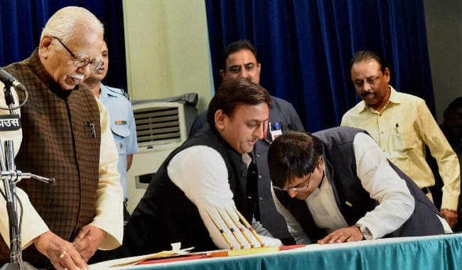 यूपी : अखिलेश ने मंत्रियों को बांटा विभाग, गायत्री प्रजापति को नहीं मिला खनन विभाग