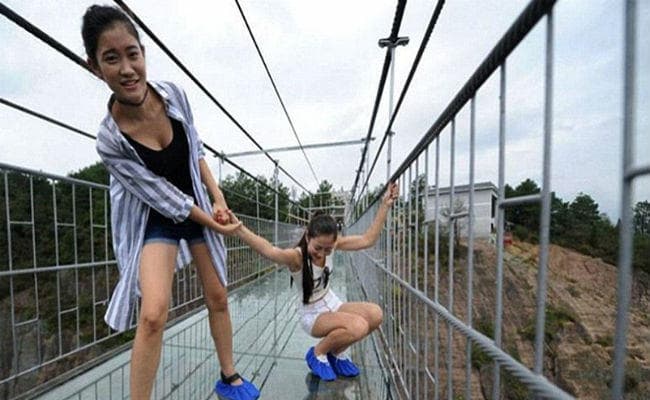 विश्व का सबसे लंबा और ऊंचा कांच का पुल दोबारा खुला