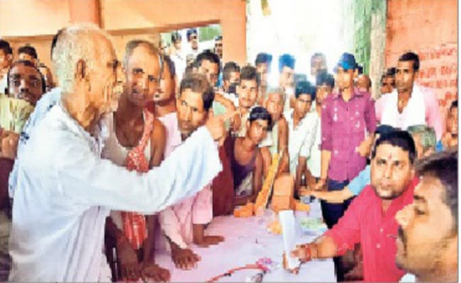 ग्रामसभा से लौट रहे मुखिया के वाहन पर हमला