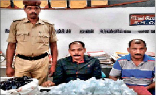 200 पाउच देसी शराब जब्त