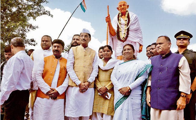 बापू ने खादी के जरिये गांवों को सशक्त किया : राज्यपाल द्रौपदी मुरमू