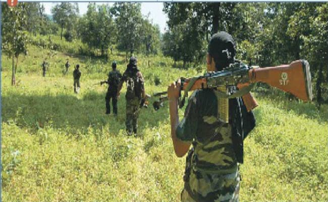 पुलिस व नक्सलियों के बीच मुठभेड़