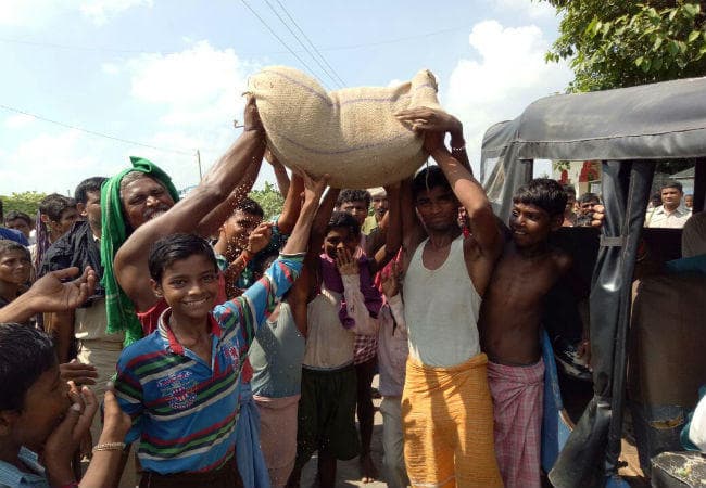 शेखपुरा में मिड डे मिल का चावल चुरा रहे प्रधानाध्यापिका के पति गिरफ्तार