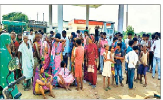 ट्रक ने भाई-बहन को कुचला