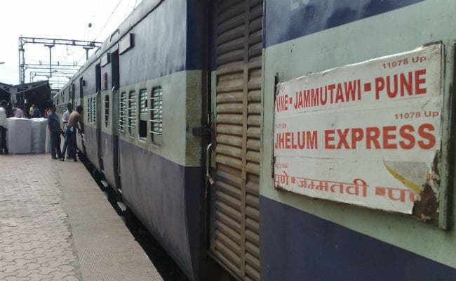 झेलम एक्सप्रेस के 10 डिब्बे पटरी से उतरे, कई ट्रेनें रद्द