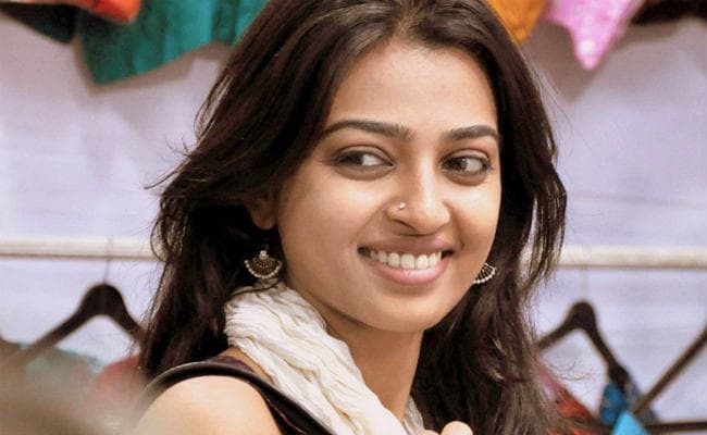 राधिका आप्टे ने सूरत में लिया गरबा का मजा