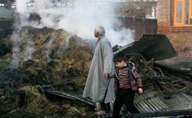 नियंत्रण रेेखा पर पाक की गोलीबारी में क्षतिग्रस्त दुकानें