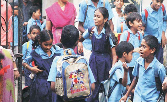 क्या अल्पसंख्यक संस्थाएं पूरी तरह शिक्षा के अधिकार कानून के दायरे से बाहर हैं : सुप्रीम कोर्ट