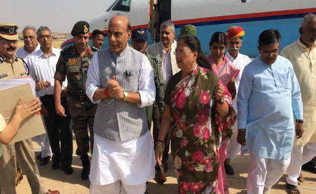 जैसलमेर पहुंचे राजनाथ सिंह, सीमावर्ती इलाकों में हालात की करेंगे समीक्षा