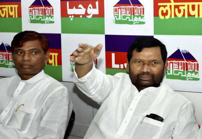 बिहार में शराब बरामद होने पर मुख्यमंत्री को जेल जाना चाहिए :पासवान