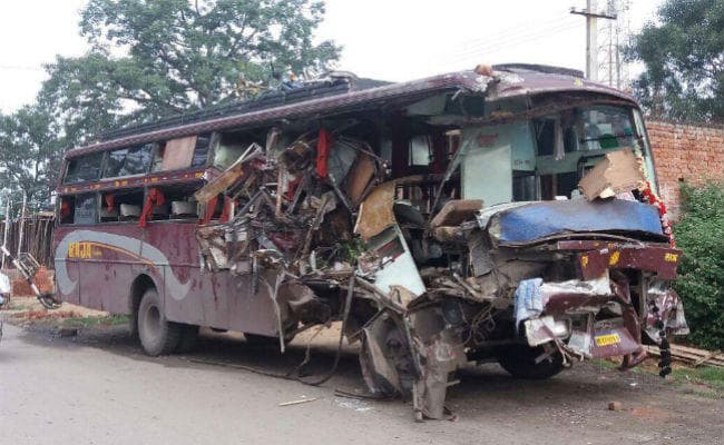 हजारीबाग के पास एनएच 33 पर भीषण हादसा, 4 लोगों की मौत, 35 से अधिक घायल