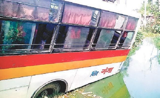 मधुबनी में तालाब में घुसी बस, बचे यात्री
