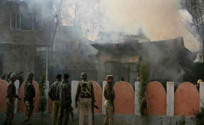 J&K: पंपोर में सुरक्षाबलों और आतंकियों के बीच मुठभेड़ जारी, दो जवानों के घायल होने की खबर