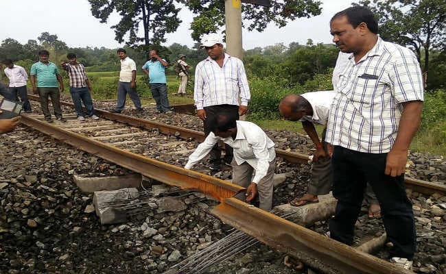 बोकारो : नक्सलियों ने लैंड माइंस विस्फोट कर पटरी को किया क्षतिग्रस्त