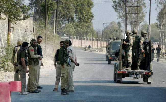 पंपोर : छुपे आतंकियों को मार गिराने के प्रयास में जवान , पूरे इलाके की नाकेबंदी