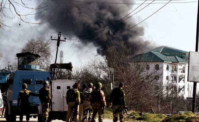 जम्मू-कश्मीर: पंपोर में मुठभेड़ जारी