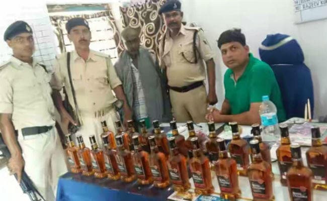 भाग रहे अवैध शराब तस्कर को पीछा कर थानेदार ने दबोचा