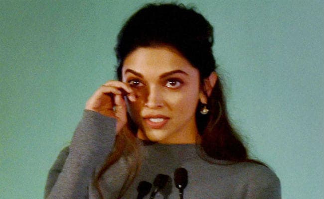 ...और सबके सामने दीपिका पादुकोण की आंखों में छलक आये आंसू