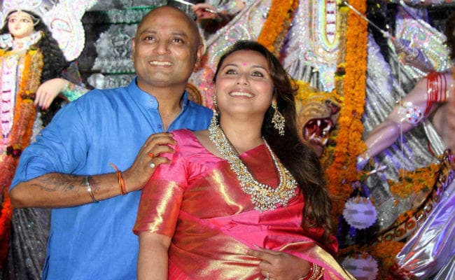 PHOTOS: मां बनने के बाद पहली बार नजर आईं रानी मुखर्जी, काजोल भी दिखीं