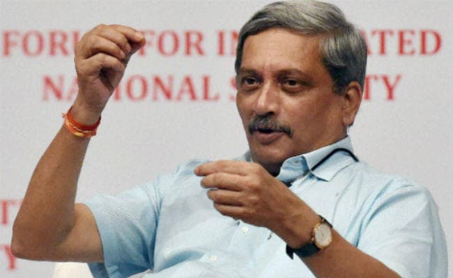 इस छमाही 50,000 करोड़ रुपये के रक्षा अनुबंधों पर हस्ताक्षर की उम्मीद : पार्रिकर