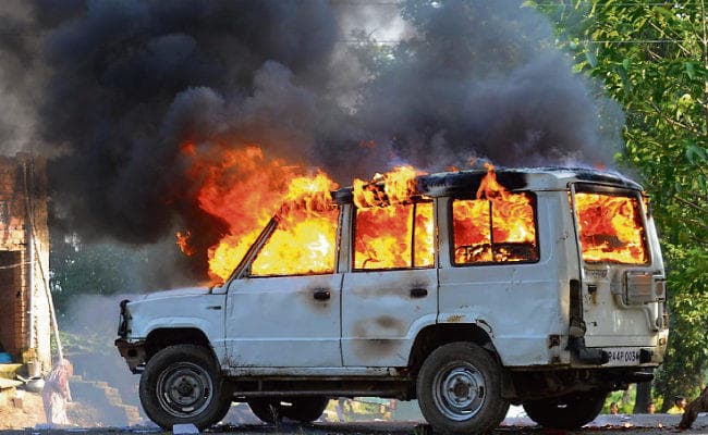 बक्सर में मूर्ति विसर्जन के दौरान 4 डूबे, CO की गाड़ी फूंकी