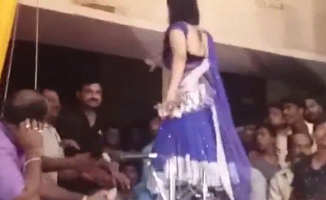 बार बालाओं के साथ पुलिसवालों ने लगाये ठुमके, हुए सस्पेंड