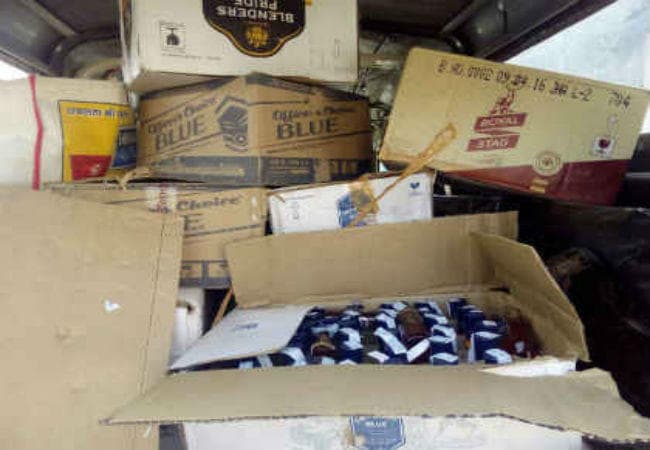 मधुबनी में वांछित व्यक्ति के मकान से शराब, नशीले पदार्थ जब्त