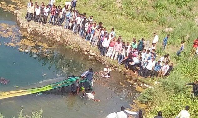 मध्यप्रदेश के रतलाम में बस दुर्घटनाग्रस्त, 17 की मौत