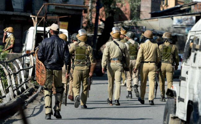 श्रीनगर : SSB के काफिले पर आतंकियों का हमला, 1 जवान शहीद, 8 जख्मी