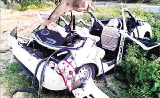 तैमारा घाटी: कार के ऊपर कोयला लदा ट्रक पलटा, दंपती की मौत